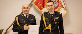 P.o. dyrektor Centralnego Muzeum Pożarnictwa w Mysłowicach oraz komendant główny PSP pozują razem do zdjęcia po wręczeniu decyzji