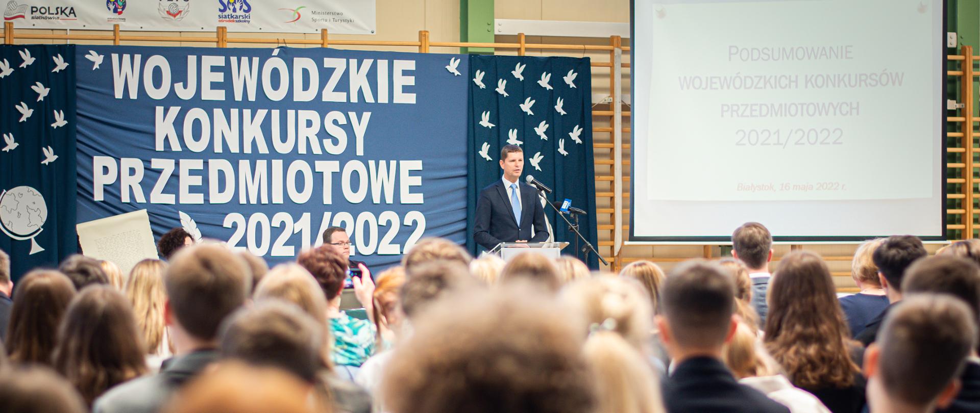 zdjęcie przedstawia przemawiającego wiceministra Piontkowskiego do laureatów konkursu w szkole w Białymstoku
