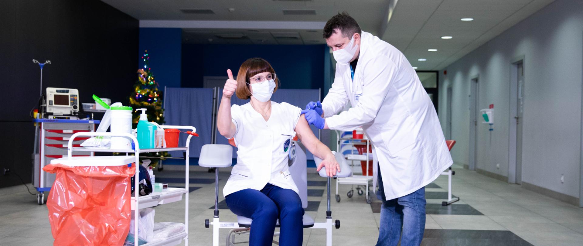 Pierwsze szczepienia pracowników służby zdrowia w ramach Narodowego Programu Szczepień przeciw COVID-19.