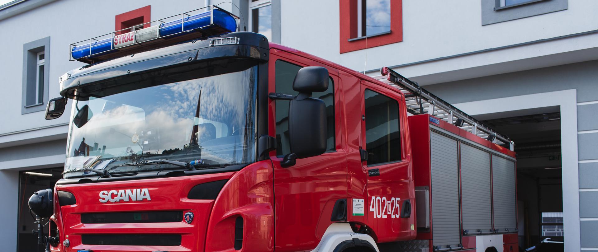 Zdjęcie przedstawia GCBA 5/36 Scania - ciężki samochód ratowniczo gaśniczy, zbiornik 5000 l wody, zbiornik 500 l środka pianotwórczego.