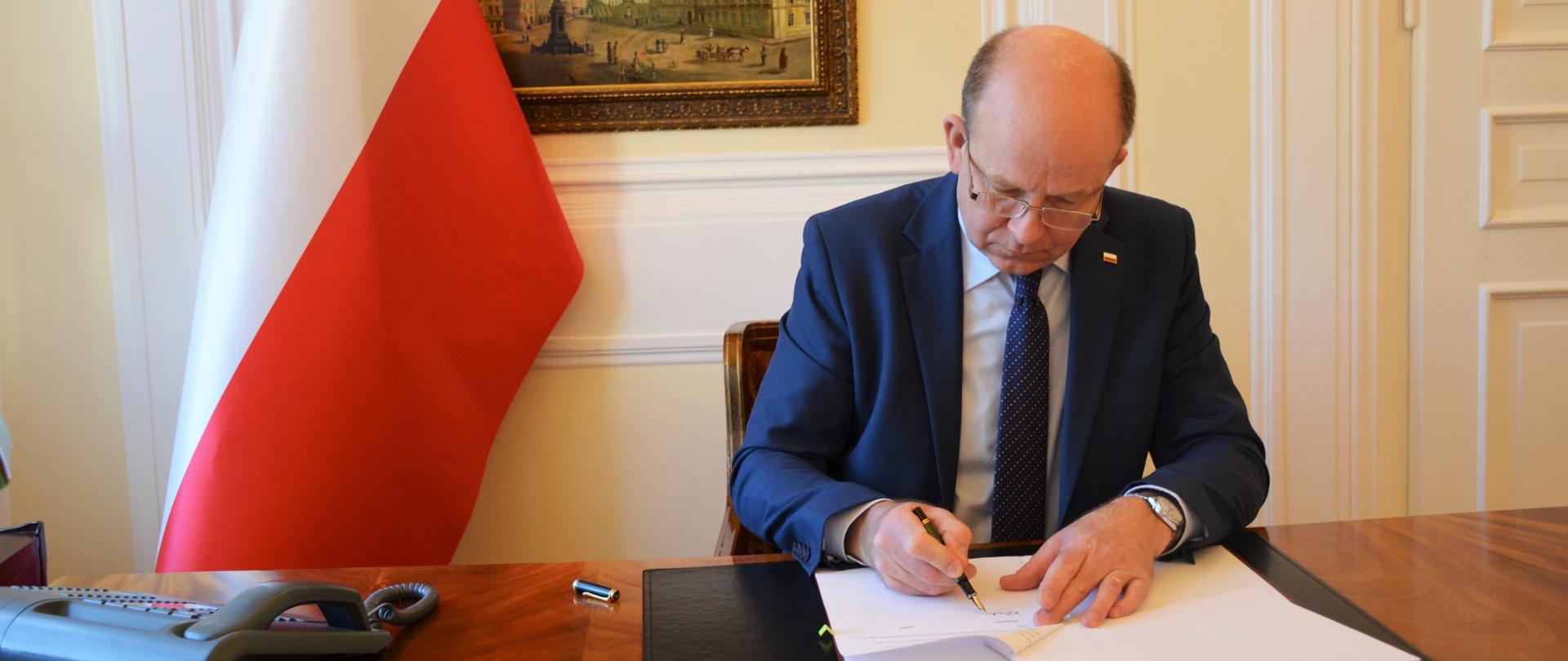 Wojewoda Mazowiecki Konstanty Radziwiłł podpisał umowy w ramach programów „Opieka wytchnieniowa” i „Asystent osobisty osoby niepełnosprawnej”