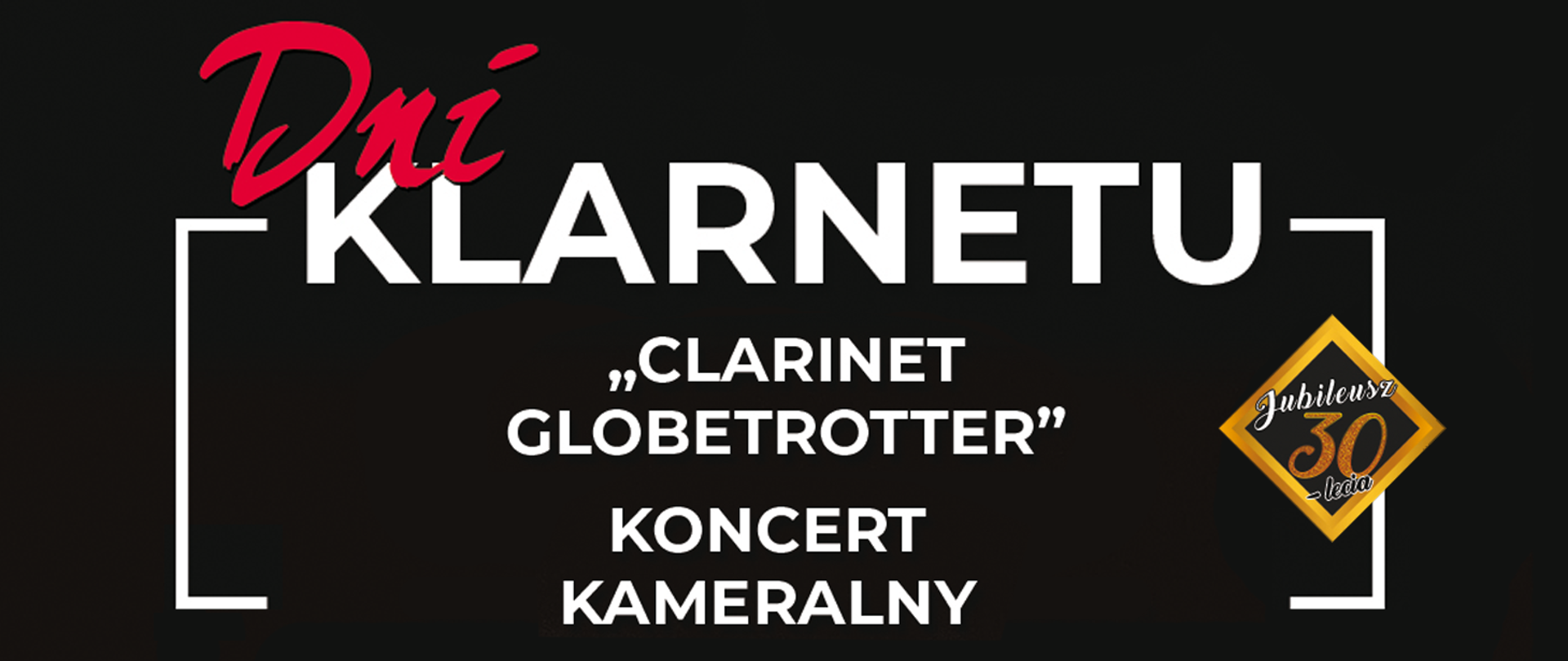 Baner na czarnym, jednolitym tle z napisami "Dni klarnetu "Clarinet globetrotter" koncert kameralny". Napisy w kolorze białym, wielkimi literami - z wyjątkiem słowa "Dni" w kolorze czerwonym czcionką pisaną. Napisy otoczone fragmentem ramki. Po prawej stronie na krawędzi ramki logo 30-lecia szkoły.