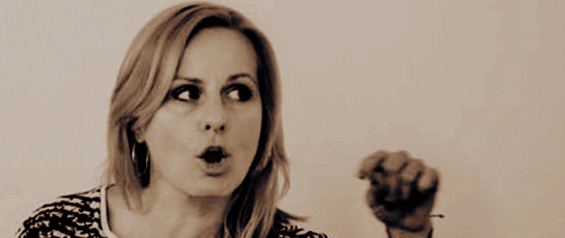 Plakat promuje warsztaty wokalne z Magdaleną Sekułą-Lamberger, które odbędą się 24 października 2022 roku o godzinie 9:00, w górnej części plakatu znajduje się zdjęcie prowadzącej warsztaty, która śpiewa, kobieta ma jasne włosy i ubrana jest w bluzkę w białe i czarne poprzeczne prążki, w dolnej części plakatu zamieszczono loga Szkoły Muzycznej w Opolu, Politechniki Opolskiej, Narodowego Forum Muzyki oraz Śpiewającej Polski