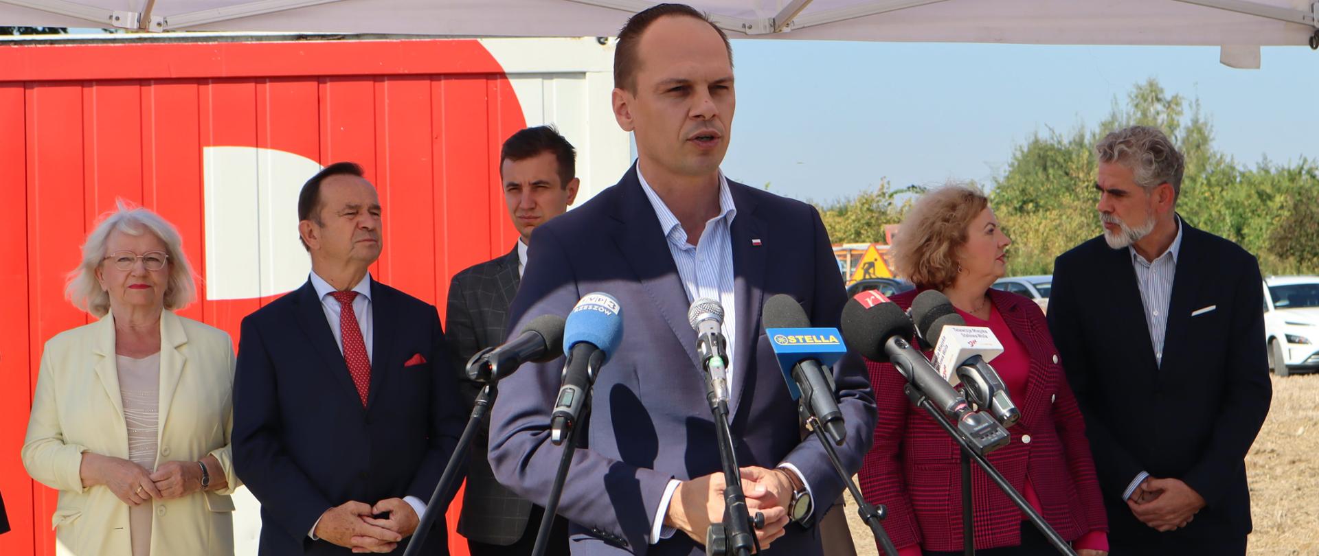 Wiceminister infrastruktury Rafał Weber podczas konferencji prasowej, której tematem była inauguracja budowy nowego odcinka drogi wojewódzkiej nr 855 wraz z budową mostu na rzece San w Stalowej Woli