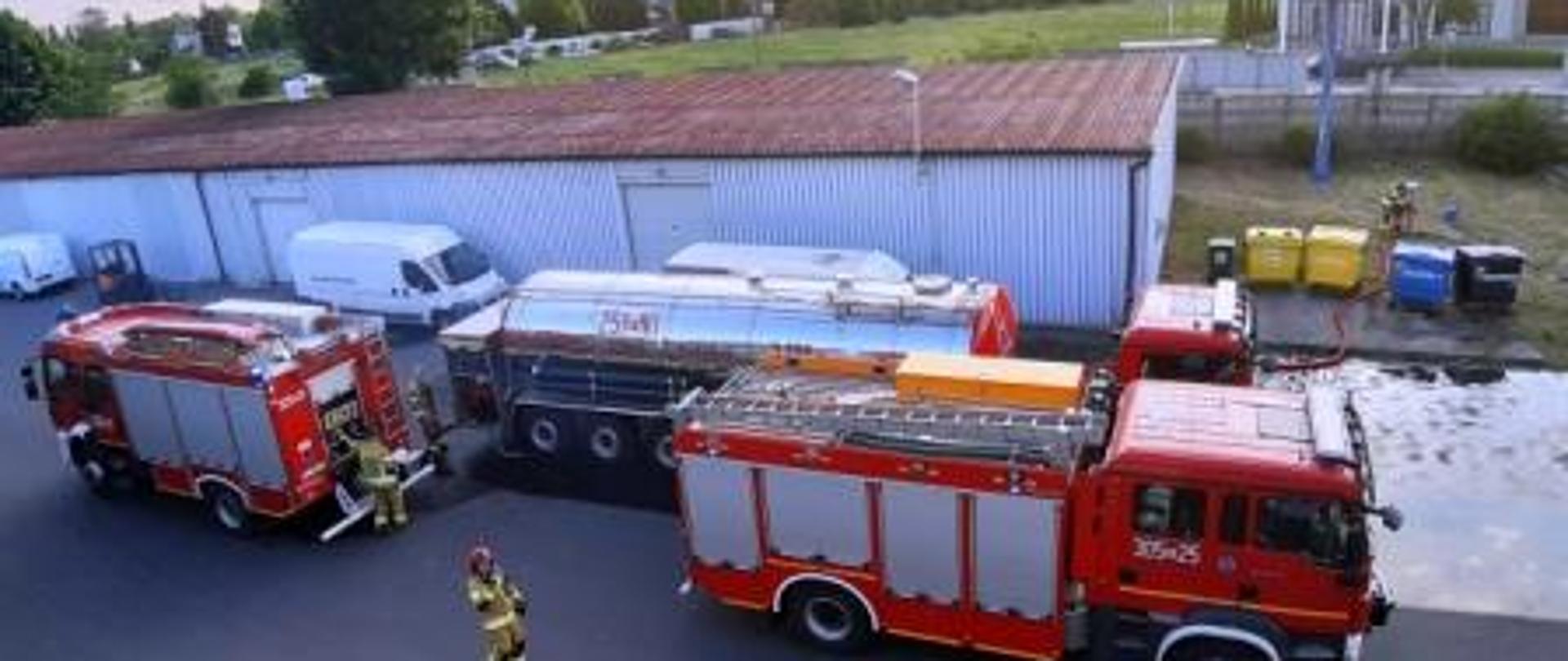 Duży pożar hali magazynowej