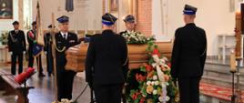 8 września 2025 r. pożegnaliśmy śp. st. bryg. w st. spocz. Andrzeja Uścinowicza, byłego zastępcę podlaskiego komendanta wojewódzkiego Państwowej Straży Pożarnej - warta honorowa przy trumnie w kościele - kierownictwo KW PSP w Białymstoku i Komendant Miejski w Białymstoku