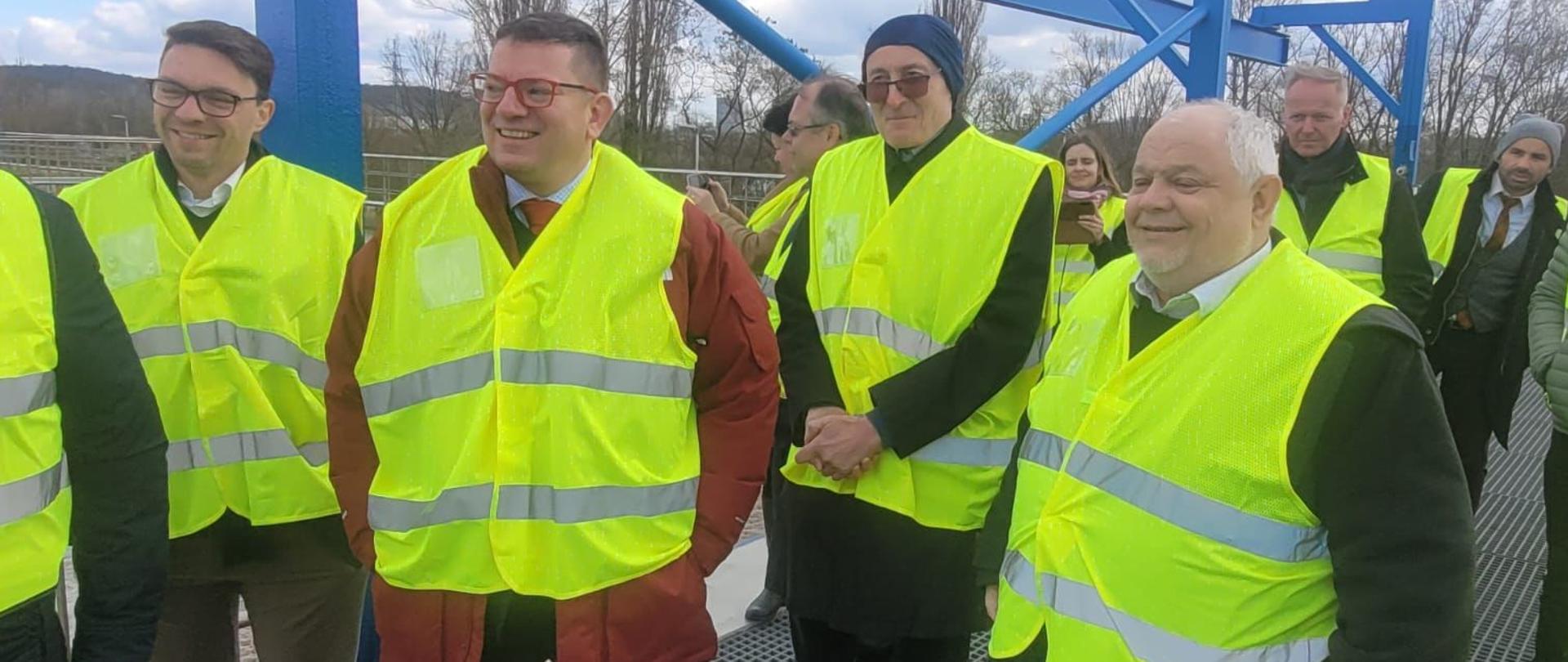 Zabezpieczenie przeciwpowodziowe dorzecza Odry na pograniczu Polski i Czech było tematem spotkania, jakie odbył wiceminister infrastruktury Przemysław Koperski podczas wizyty w Czechach 17 marca 2025 r. Jego rozmówcami po stronie czeskiej byli wiceminister rolnictwa Radek Lanć oraz wiceminister środowiska Pavel Janda.