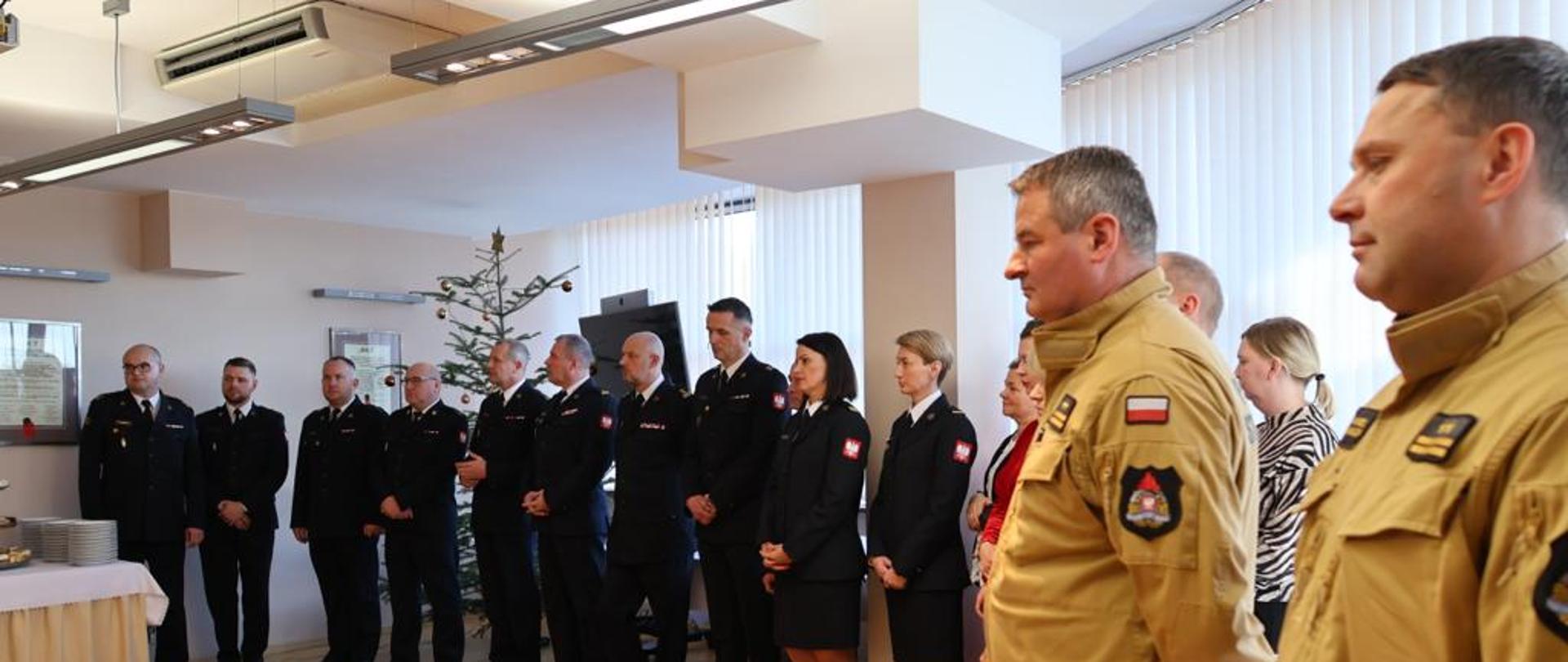 Strażacy podczas spotkania światecznego