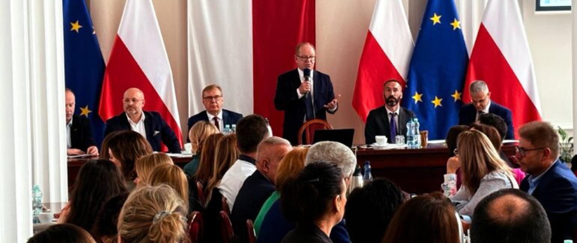 Zdjęcie przedstawia I wicewojewodę podkarpackiego Wiesława Buża przemawiającego podczas narady z kierownikami urzędów stanu cywilnego