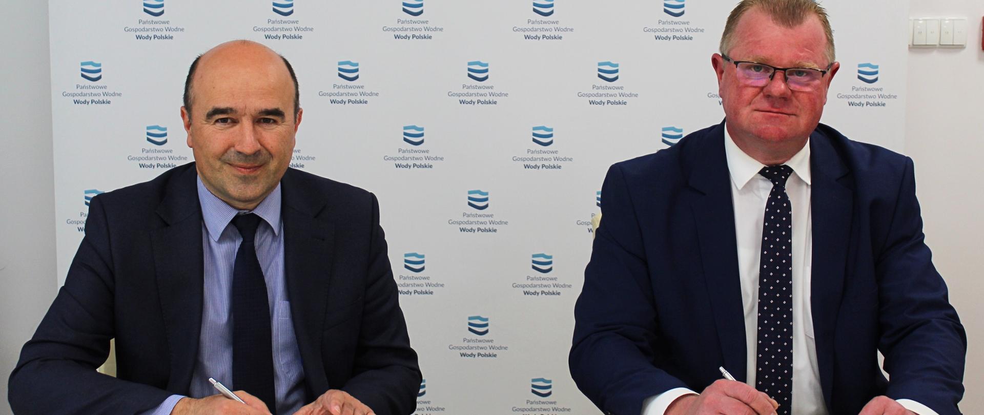 Uroczyste podpisanie listu intencyjnego. Na zdjęciu: Stanisław Longawa – Dyrektor Wód Polskich Regionalnego Zarządu Gospodarki Wodnej we Wrocławiu i Tomasz Sybis – Wójt Gminy Pielgrzymka.