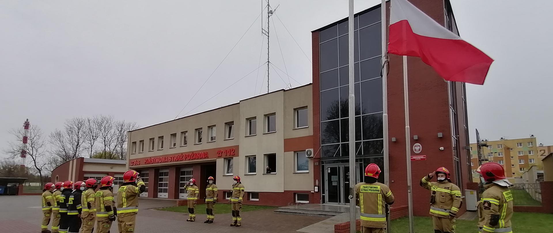 Zdjęcie przedstawia strażaków KP PSP w Wałczu w trakcie podnoszenia flagi państwowej na maszt