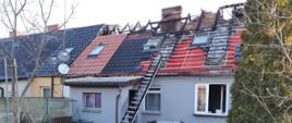 Na zdjęciu widać spalony dach w budynku wielorodzinnym