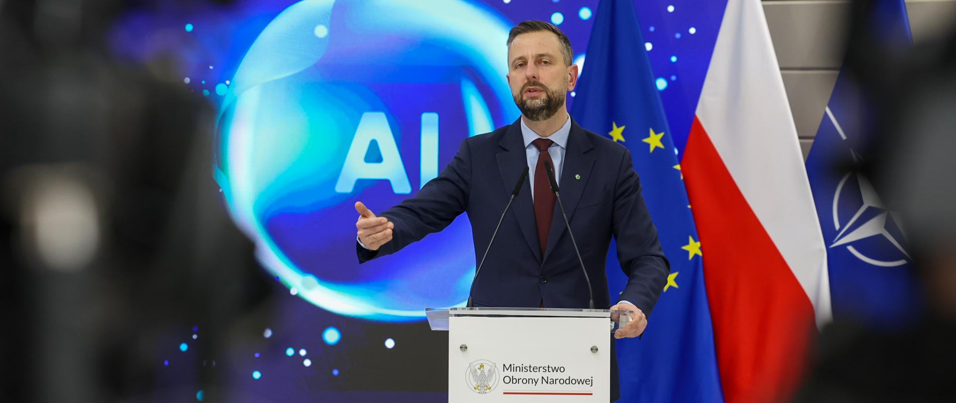 W środę, 18 lutego br. w Warszawie, wicepremier-minister obrony narodowej Władysław Kosiniak-Kamysz uczestniczył w uroczystości podpisania porozumienia pomiędzy Dowództwem Komponentu Wojsk Obrony Cyberprzestrzeni, reprezentowanym przez gen. dyw. Karola Molendę, firmą Dell, reprezentowaną przez Dariusza Piotrowskiego, Prezesa Zarządu i Dyrektora Zarządzającego Dell Technologies Polska oraz fundacją SpeakLeash, reprezentowaną przez Sebastiana Kondrackiego - Prezesa Zarządu Fundacji i współtwórcę polskiego modelu Bielik.AI.