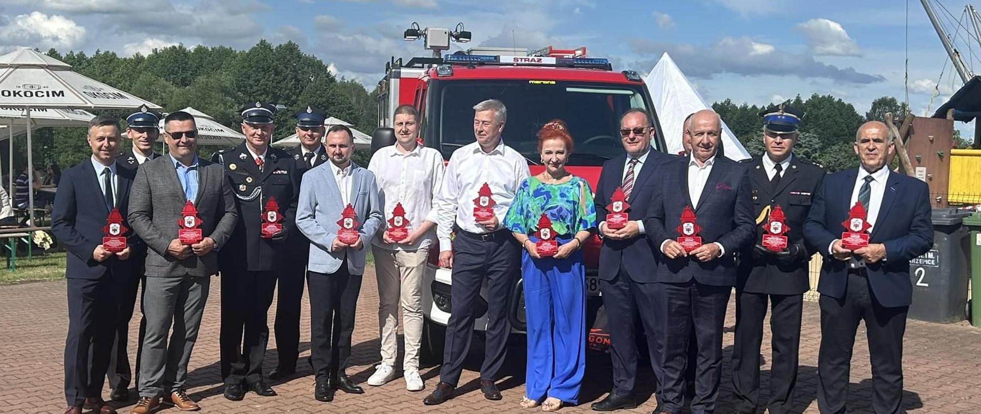 Zdjęcie przedstawia przekazanie samochodu ratowniczo – gaśniczego GLBM-Rt marki Iveco Daily dla jednostki OSP Zajączki Drugie 2