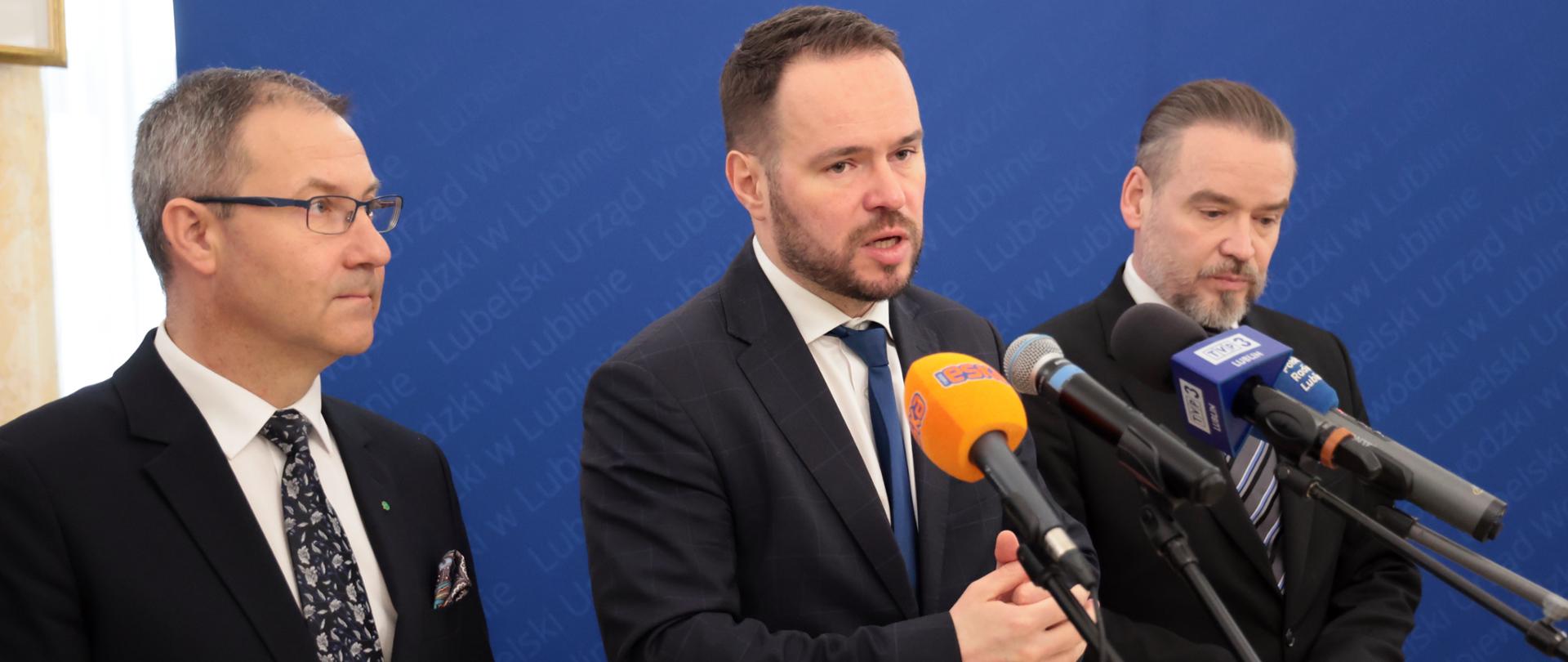 Wojewoda przy mikrofonie. Przemawia. 