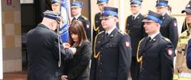 Na zdjęciu widzimy strażaków PSP i OSP odbierających z rąk Wojewody Pomorskiego odznaczenia