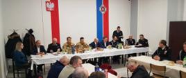Na zdjęciu pokazano zaproszonych gości oraz druhów zebranych na uroczystym spotkaniu w siedzibie jednostki OSP Łopuszno.