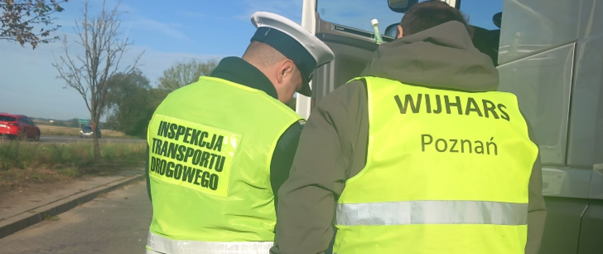 Inspektorzy WIJHARS w Poznaniu i ITD w Poznaniu podczas wspólnej kontroli.