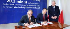 Wiceminister infrastruktury Rafał Weber po podpisaniu umowy na dofinansowanie ze środków Rządowego Funduszu Rozwoju Dróg budowy odcinka drogi wojewódzkiej nr 655, który powstanie w ramach budowy wschodniej obwodnicy Suwałk