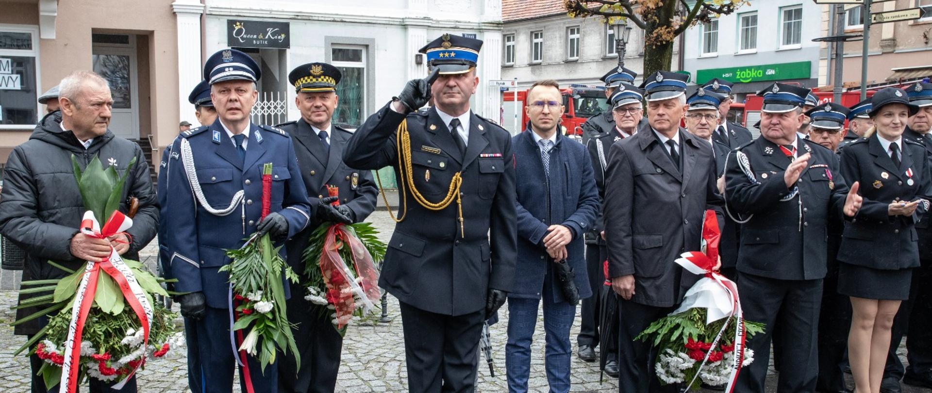 Komendant Powiatowy PSP w Ostrzeszowie oddaje honor.