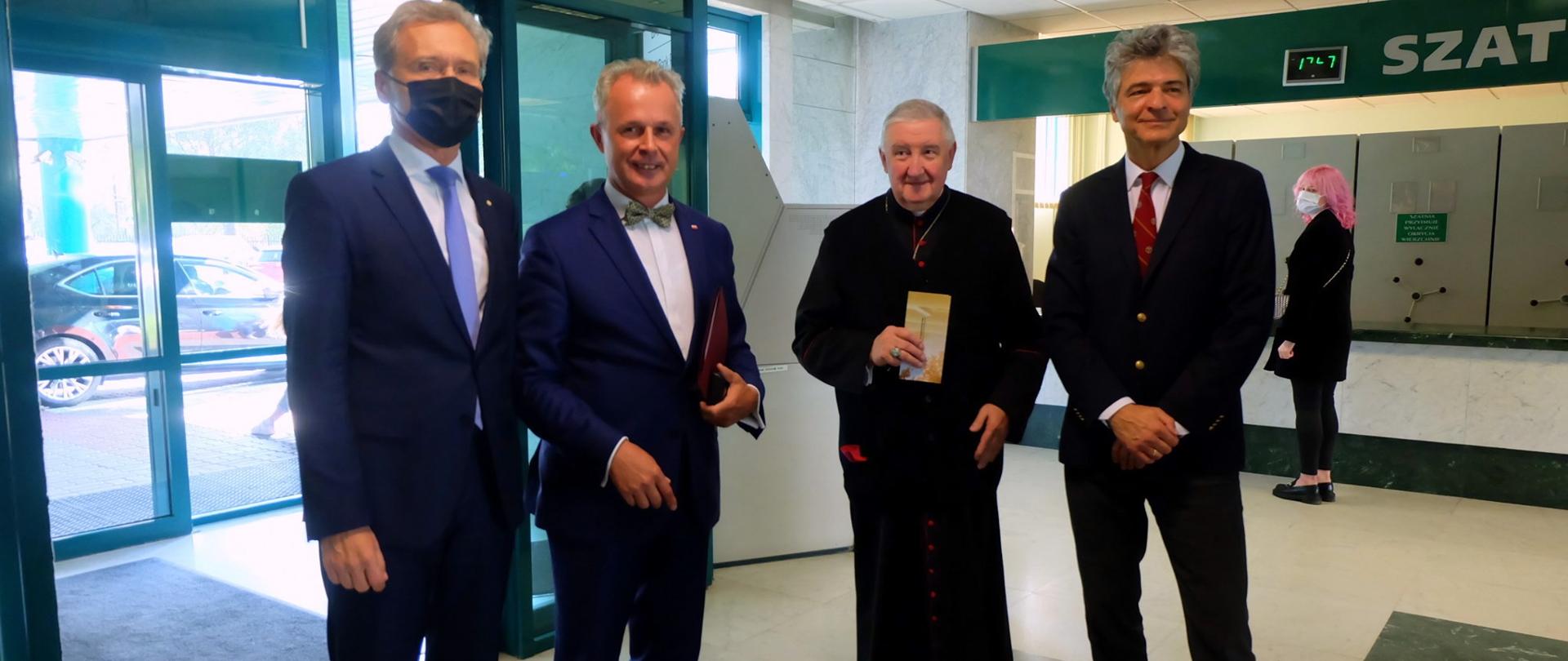 Dyrektor Generalny w MEiN Sławomir Adamiec podczas inauguracji na WUM stoi przy wejściu wraz z innymi uczestnikami inauguracji 