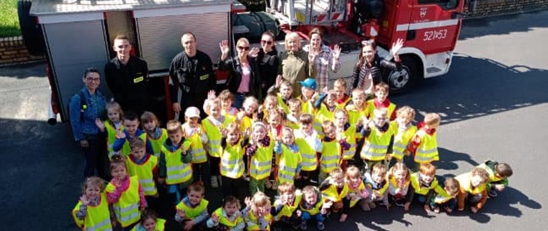 Przedszkolaki na terenie Jednostki Ratowniczo - Gaśniczej w Obornikach.