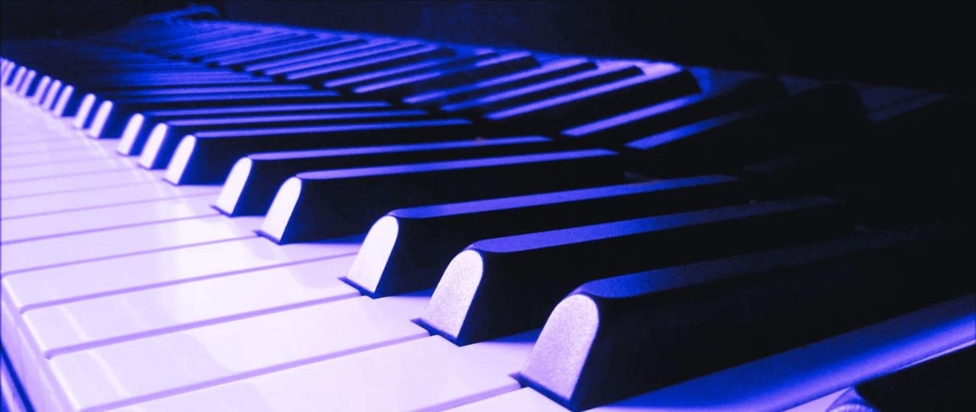 Fragment klawiatury fortepianu w odcieniach czerni, bieli, fioletu i granatu 