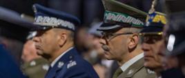 Przedstawiciele służb mundurowych podczas uroczystości.