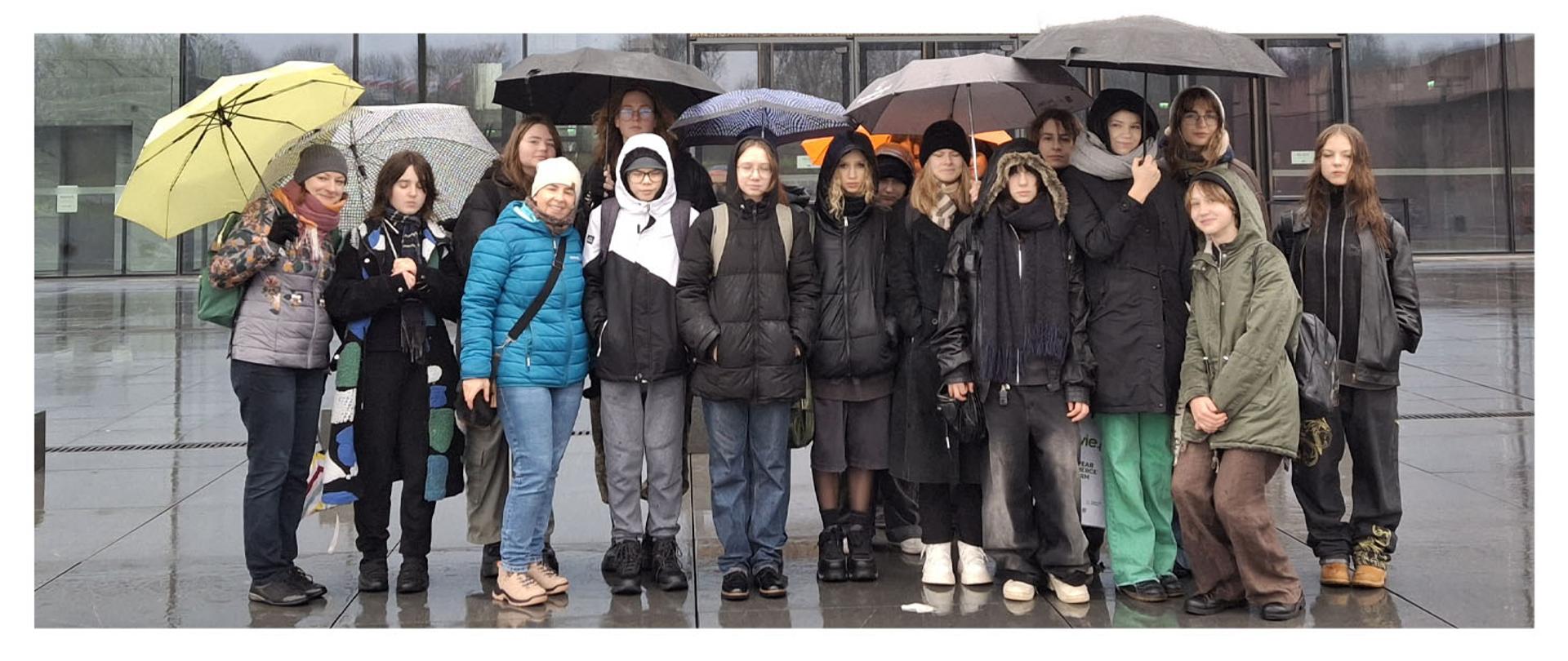 Klasa 1A podczas spaceru pt.: „Śladami Romualda Traugutta” z okazji 160 rocznicy jego śmierci. Zdjęcie przedstawia uczniów i nauczycielki pozujące pod Muzeum Historii Polski na Warszawskiej Cytadeli