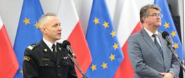 Inwentaryzacja budynków i obiektów budowlanych – konferencja prasowa z udziałem wiceministra Macieja Wąsika oraz gen. brygadiera Andrzeja Bartkowiaka komendanta głównego PSP - Komendant Główny przemawia w temacie schronów, obok stoi minister