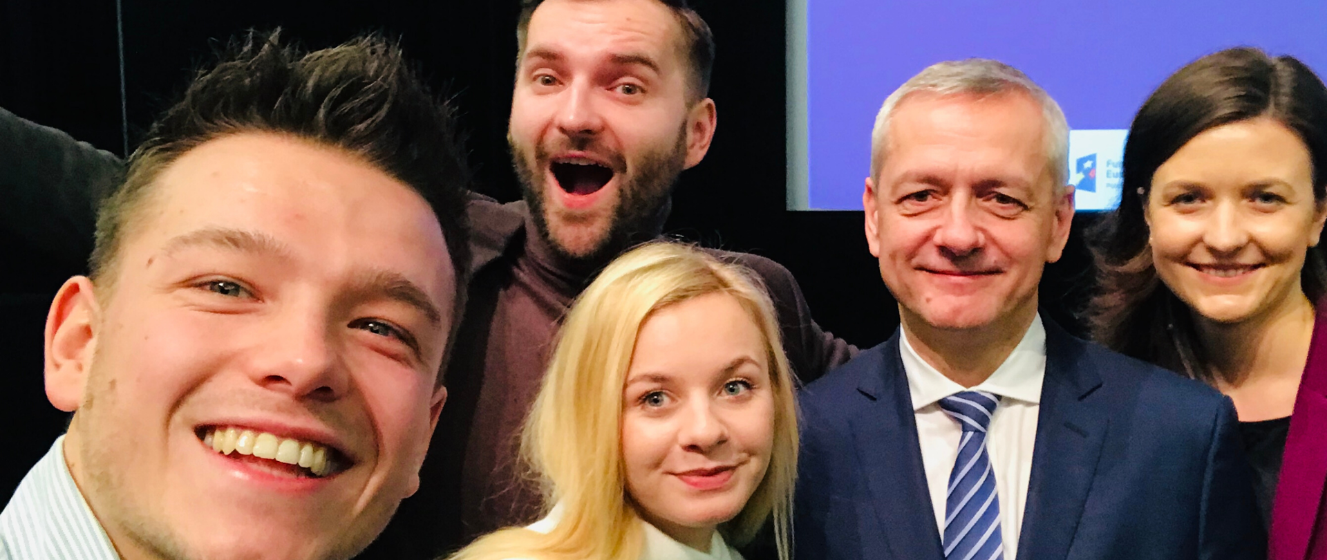 Minister Marek Zagórski i Agnieszka Żeglińska (NASK) w otoczeniu młodych, uśmiechniętych ludzi - grupa robi sobie selfie