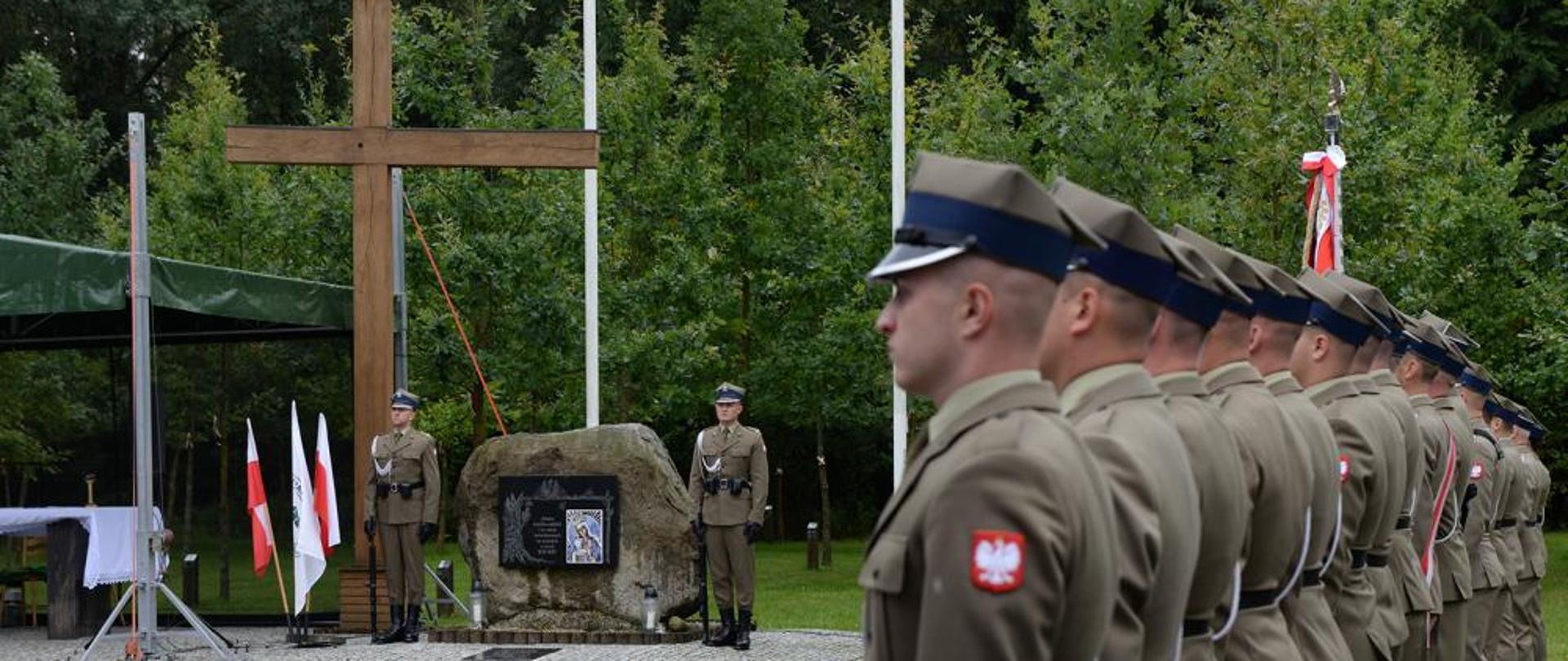 Na zdjęciu funkcjonariusze Wojska Polskiego - kompania honorowa - na uroczystość przy pomniku „Golgota leśników polskich i ich rodzin pomordowanych na Wschodzie w latach 1939-1948”.