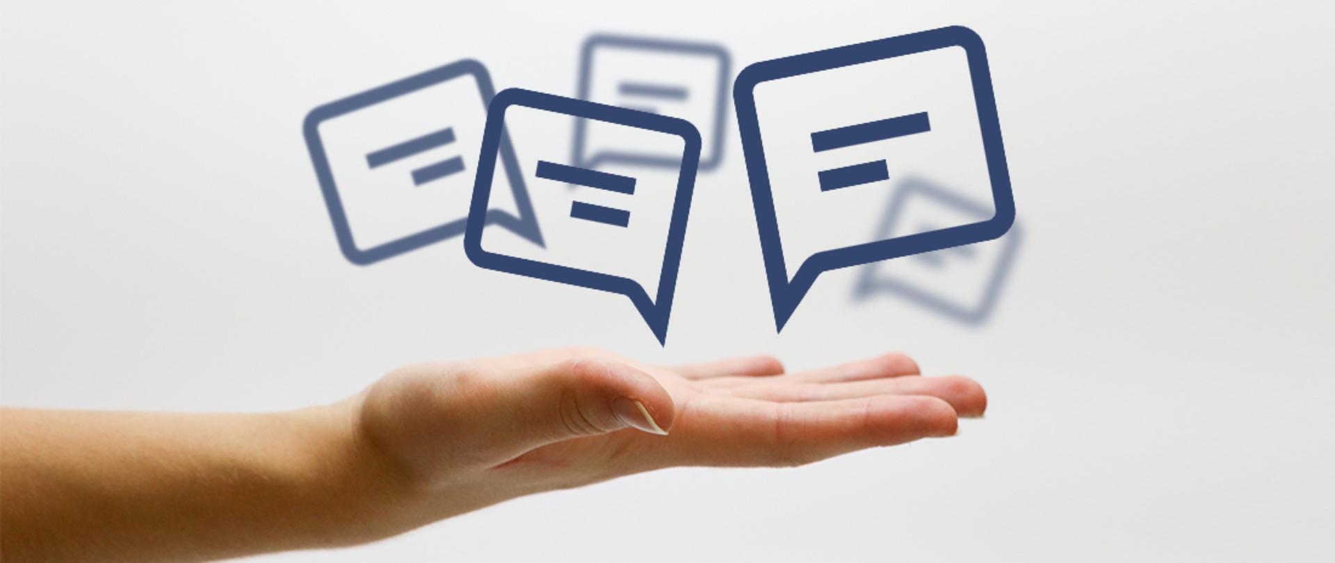 Otwarta dłoń na białym tle, nad nią dymki wypowiedzi.