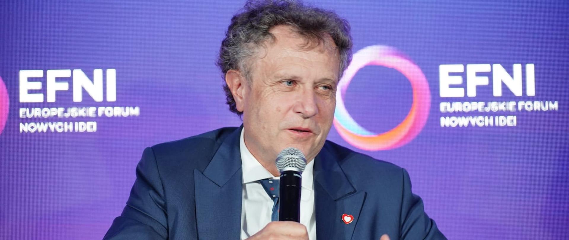 Na zdjęciu wiceminister funduszy i polityki regionalnej Jacek Karnowski z mikrofonem
