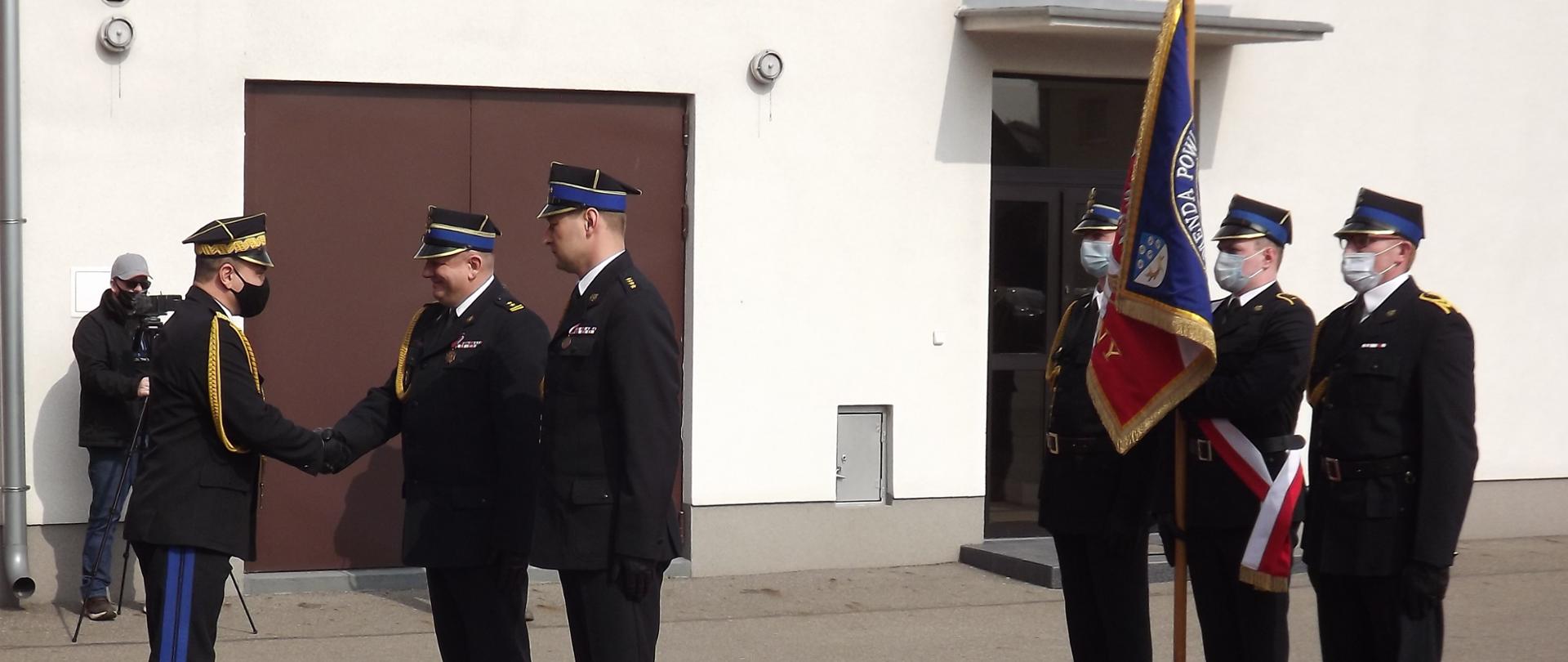 Na zdjęciu widać Komendanta Wojewódzkiego PSP w Olsztynie oraz komendantów PSP z NML wraz z pocztem sztandarowym