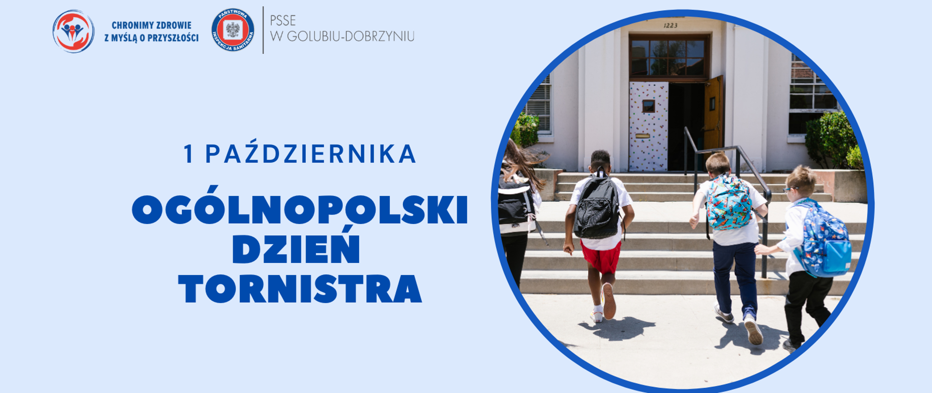 Na niebieskim tle z prawej strony grafika przedstawiająca biegnące do szkoły dzieci z plecakami na plecach. Po lewej stronie granatowy napis "1 PAŹDZIERNIKA OGÓLNOPOLSKI DZIEŃ TORNISTRA", a powyżej logo Powiatowej Stacji Sanitarno-Epidemiologicznej w Golubiu-Dobrzyniu oraz hasło: "Chronimy zdrowie z myślą o przyszłości".