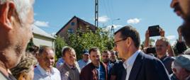 Premier Mateusz Morawiecki podczas wizyty w gospodarstwie domowym w Bujały-Gniewosze