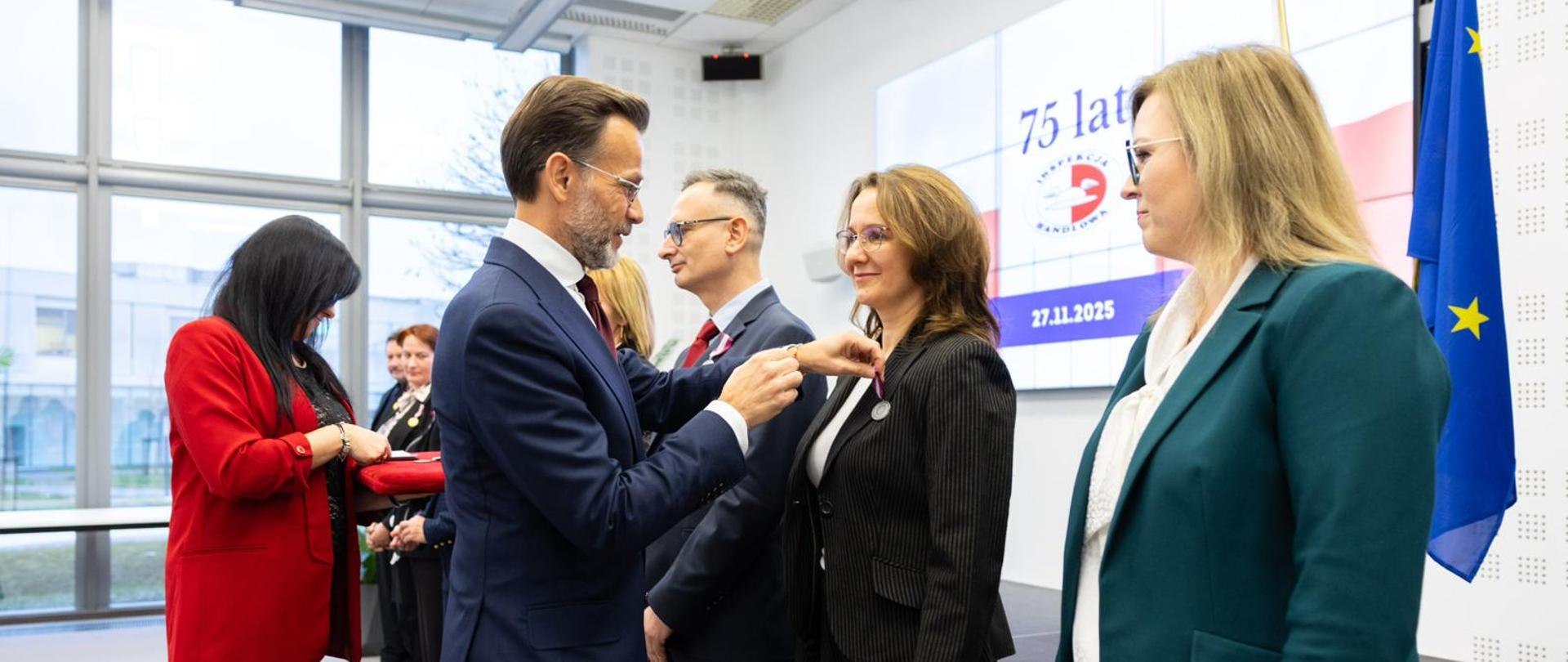 Wojewoda Jacek Brzozowski wziął udział w uroczystości z okazji 75-lecia Państwowej Inspekcji Handlowej i wręczył odznaczenia podlaskim pracownikom PIH