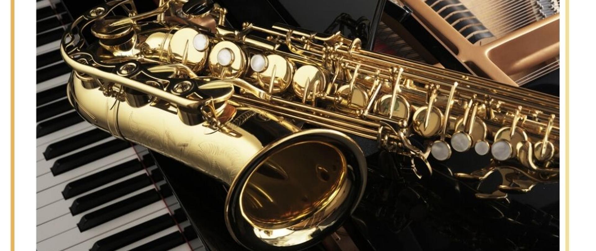 Zdjęcie przedstawia klawiaturę fortepianu oraz leżący na niej złoty saksofon 