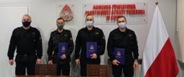 Na zdjęciu mianowani na wyższe stanowiska służbowe wraz z zastępcą komendanta powiatowego PSP w Lipnie
