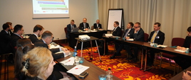 Uczestnicy spotkania Okrągłego Stołu dotyczącego finansowania efektywności energetycznej w Polsce
