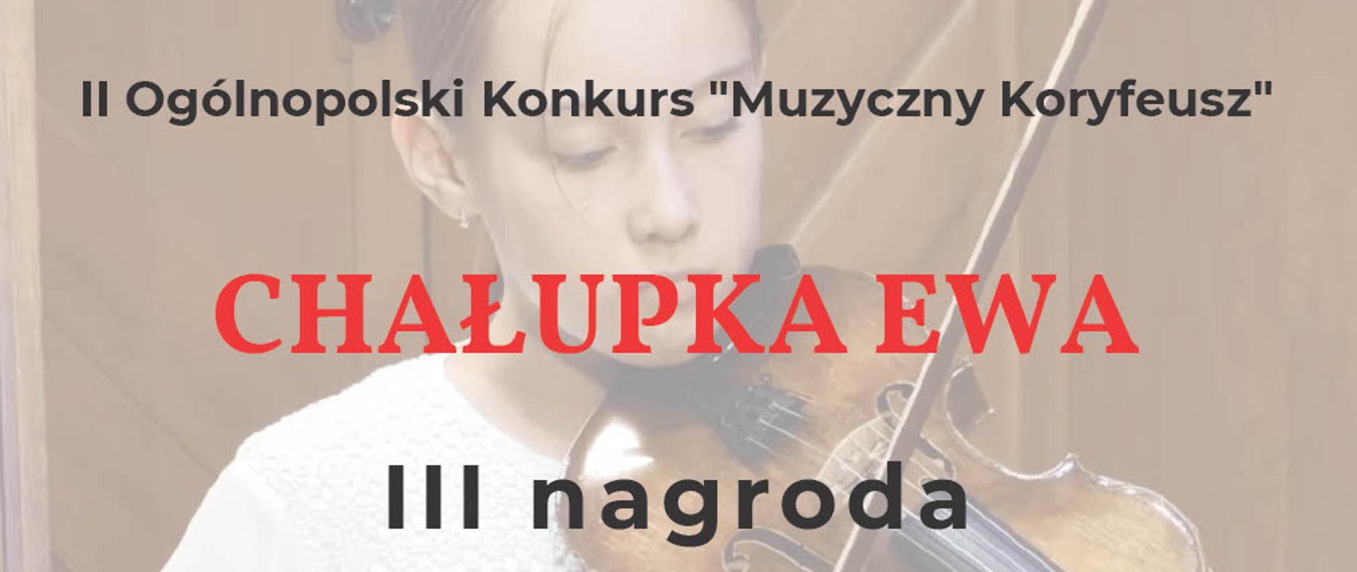 Dyplom ma układ poziomy. Tło dyplomu stanowi zdjęcie uczennicy grającej na skrzypcach. Uczennica ma na sobie białą bluzkę. W lewym górnym rogu znajduje się napis: Stowarzyszenie im. Jadwigi Kaliszewskiej oraz logo w kształcie połączonych nutek. W prawym górnym rogu napisana jest miejscowość i data. Na środku jest napisane: II Ogólnopolski Konkurs „Muzyczny Koryfeusz”, Chałupka Ewa i III nagroda. Na dole znajdują się podpisy jurorów.