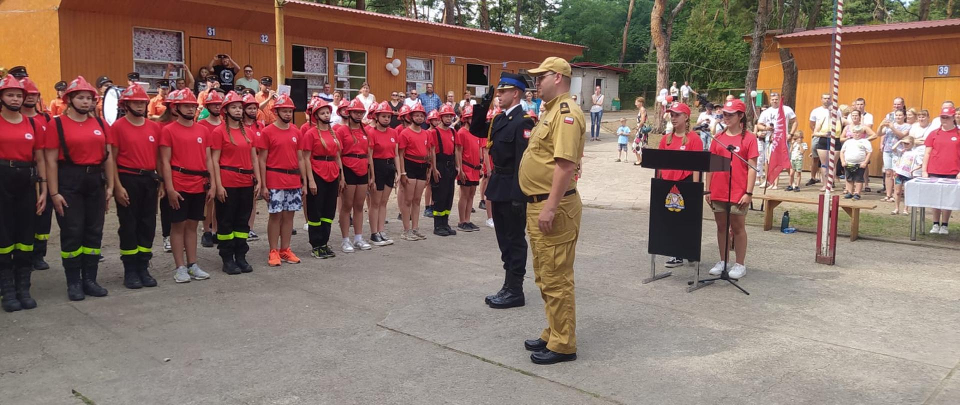 Zastępca Komendanta Wojewódzkiego PSP dokonuje przeglądu pododdziałów