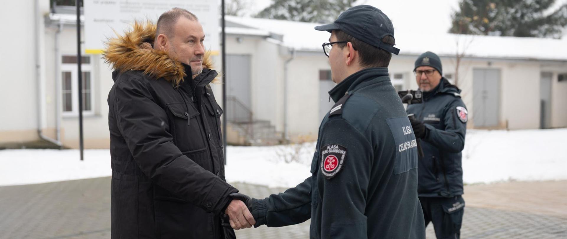 Minister Zbigniew Stawicki wita się z uczniem.