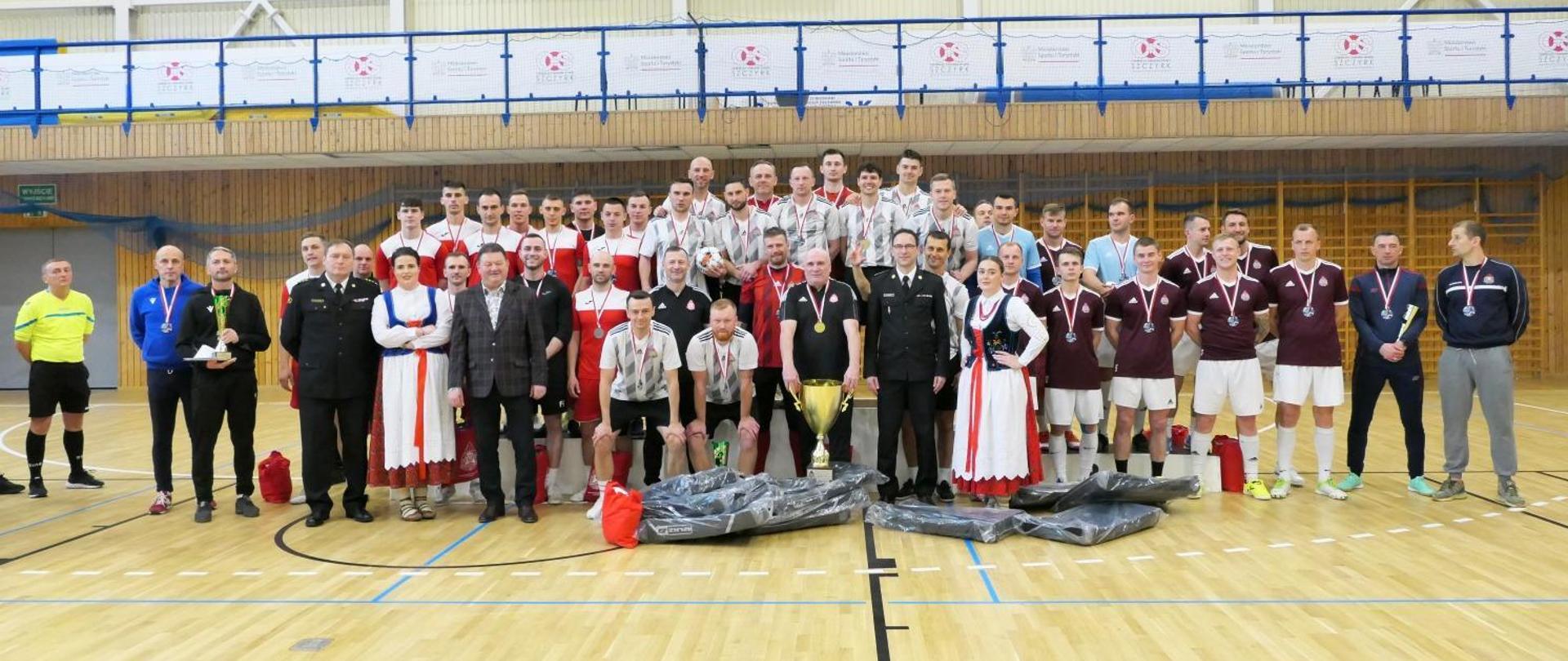 trzy pierwsze drużyny oraz organizatorzy pozują do zdjęcia w sali