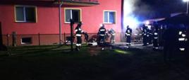 Strażacy gaszą pożar