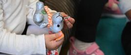 Odblaskowe pieski - zawieszone na plecaku - znacznie poprawiają widoczność po zmroku niechronionych, najmłodszych uczestników ruchu drogowego.