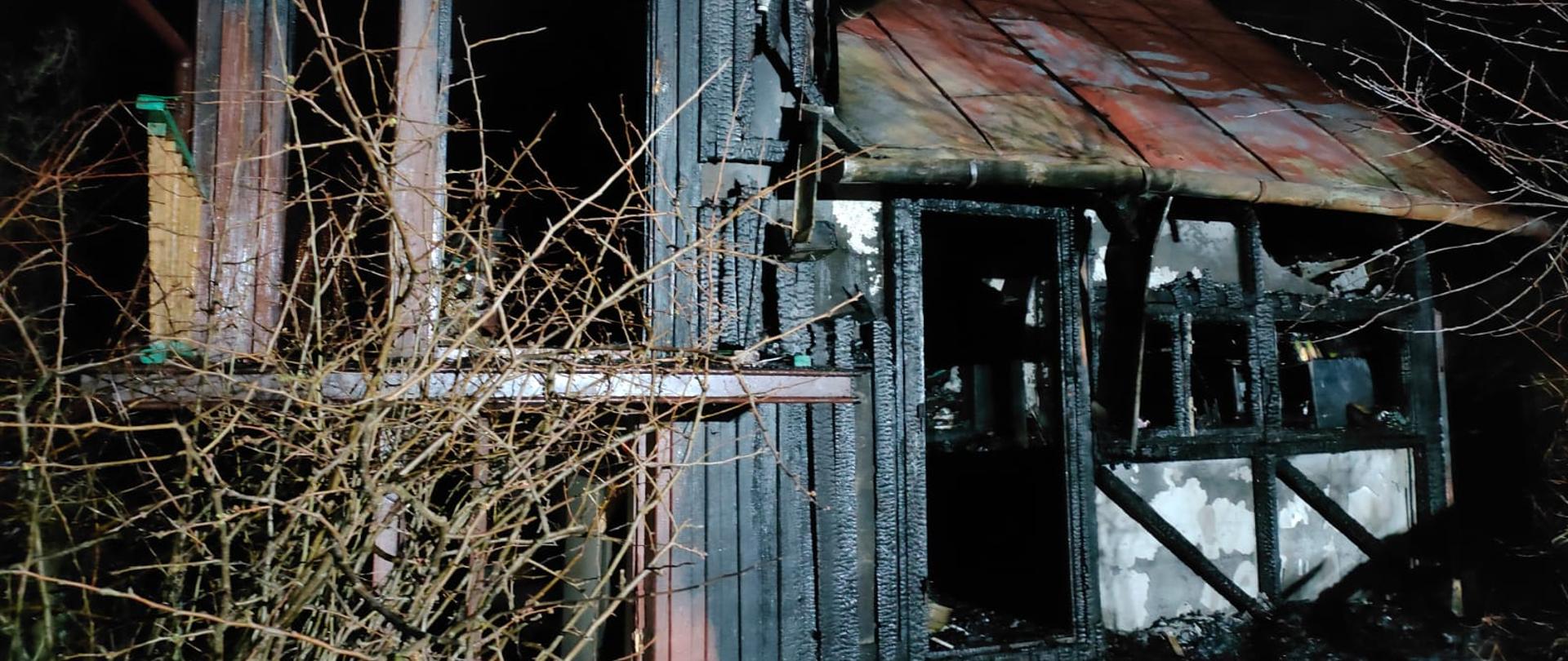 Na zdjęciu widać domek letniskowy po pożarze.