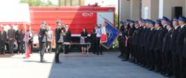 Zdjęcie przedstawia funkcjonariuszy oraz zaproszonych gości podczas Powiatowych Obchodów Dnia Strażaka w Dębicy.