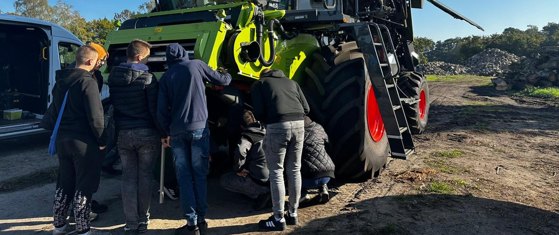 Praktyczne zajęcia uczniów technikum z obsługi nowoczesnego kombajnu